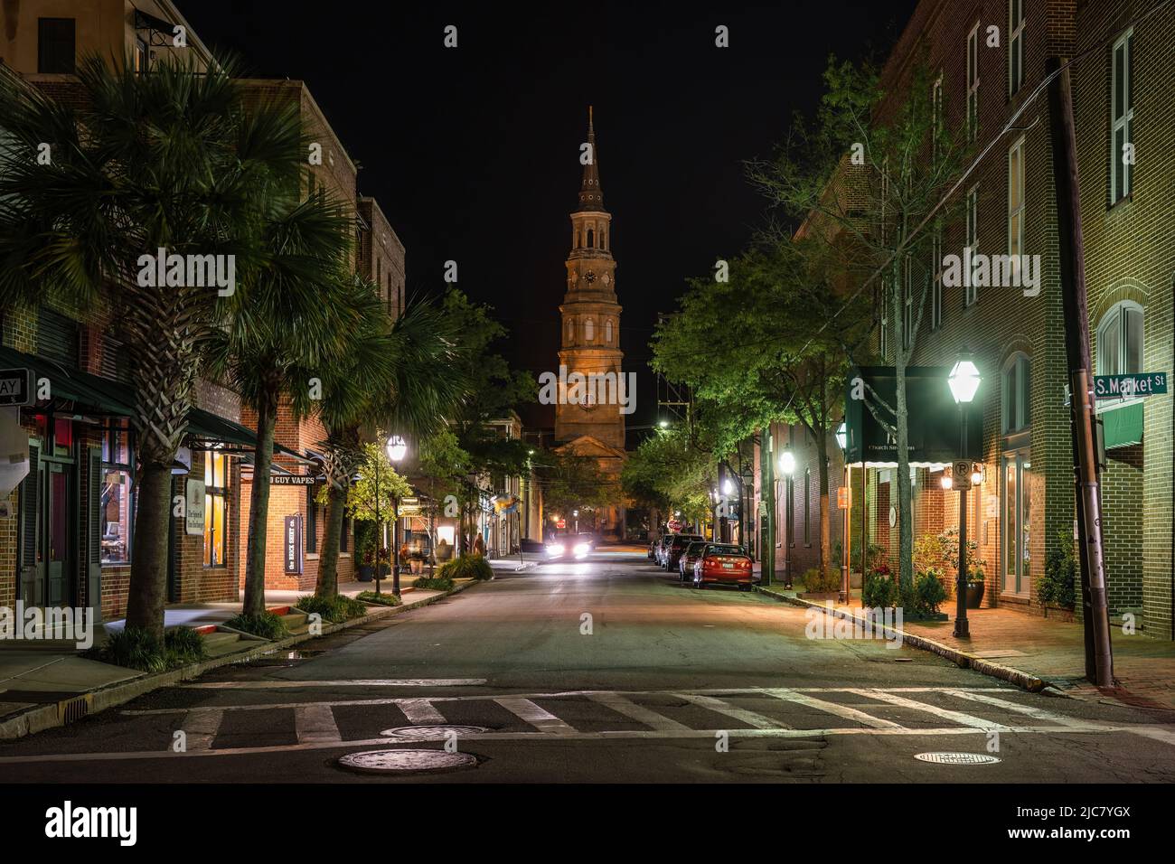 Church Street und der Kirchturm der St. Phillip's Church in Charleston, South Carolina. Stockfoto