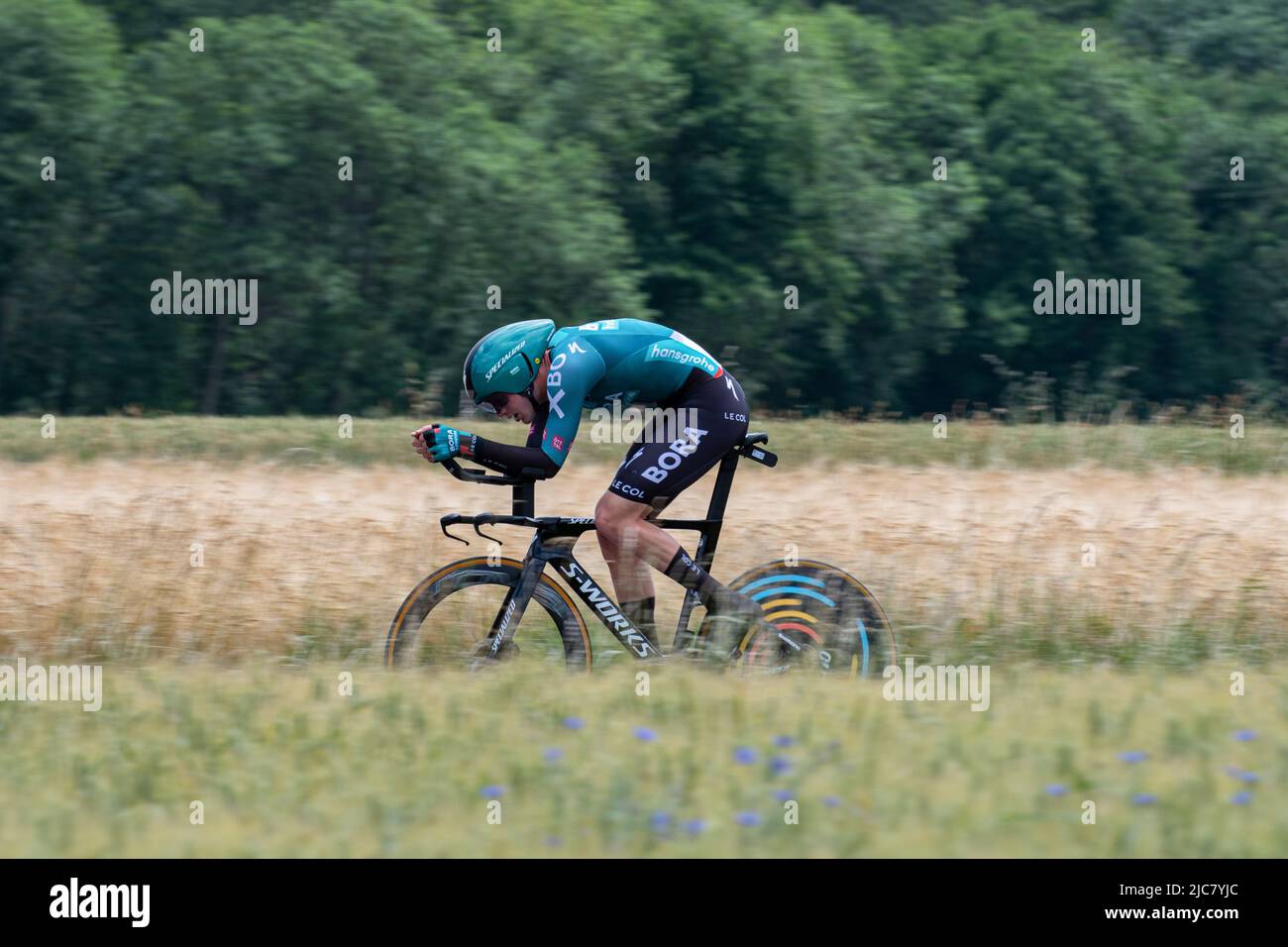 Montbrison, Frankreich. 08.. Juni 2022. Jordi Meeus (BORA Hansgrohe Team) in Aktion während der Etappe 4. des Criterium du Dauphine 2022. Die vierte Etappe des Criterium du Dauphine Libere ist ein Einzelzeitfahren mit einer Distanz von 31,9 km zwischen Montbrison und La Bâtie d'Urfé im Département Loire. Etappensieger ist Filippo Ganna (Ineos Grenadiers Team) im Jahr 35mn 32s. Er steht vor Wout Van Aert (Jumbo Visma Team), 2. mit 2s, und Eythan Hayter (Ineos Grenadiers Team) mit 17s. Kredit: SOPA Images Limited/Alamy Live Nachrichten Stockfoto