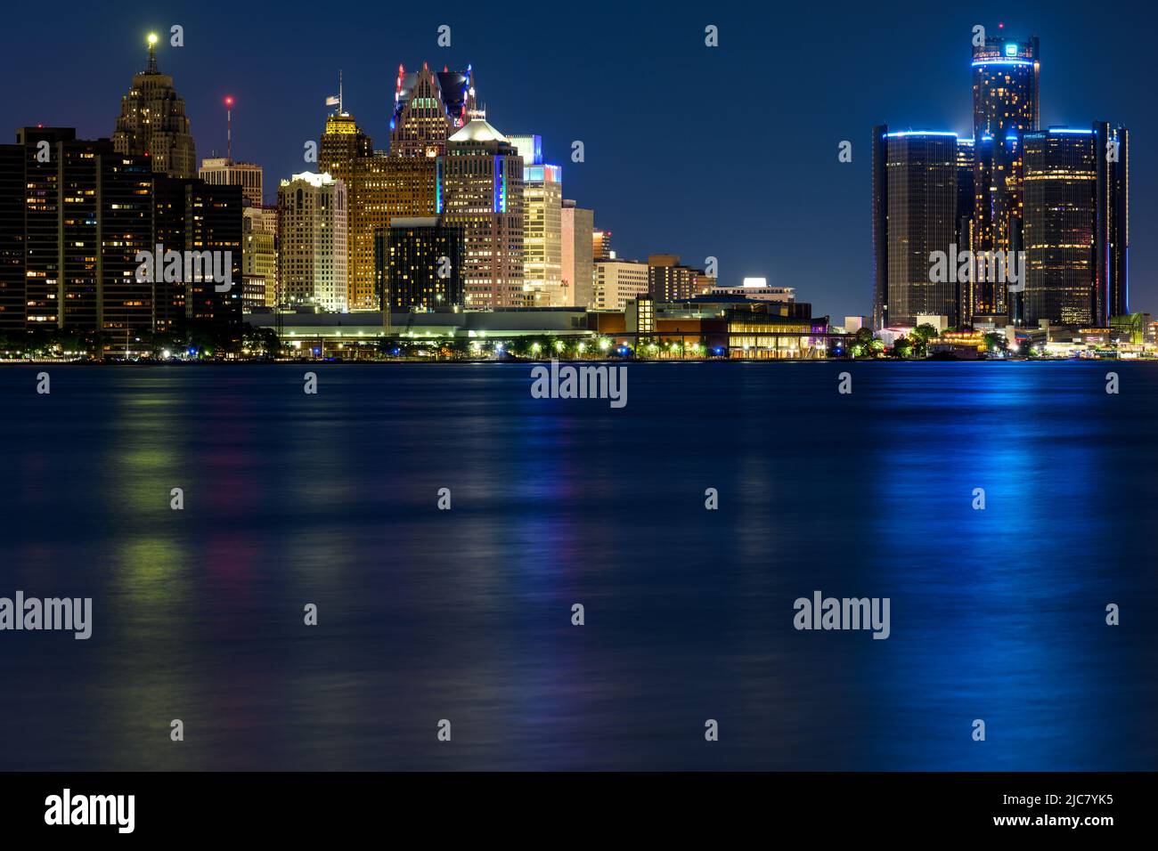 Die Skyline von Detroit, Michigan von Windsor, Ontario, über den Detroit River. Stockfoto