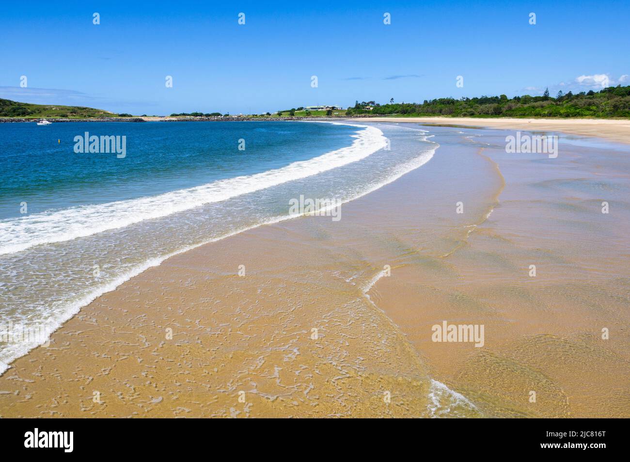 Sanfte Wellen waschen den Jetty Beach - Coffs Harbour, NSW, Australien Stockfoto