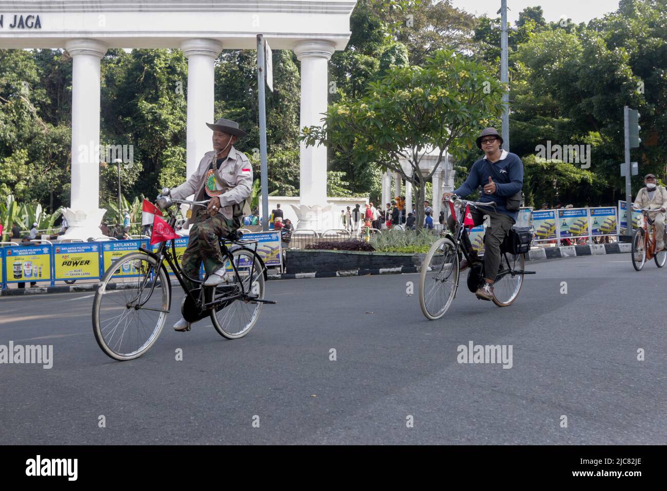 Mitglieder der Onthel Community fahren gemeinsam mit der Indonesischen Old Bike Community um die Stadt, um den Weltfahrradtag zu feiern Stockfoto