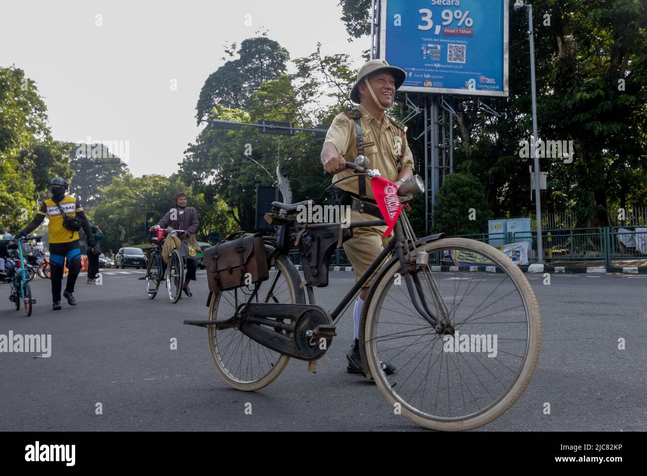 Mitglieder der Onthel Community fahren gemeinsam mit der Indonesischen Old Bike Community um die Stadt, um den Weltfahrradtag zu feiern Stockfoto