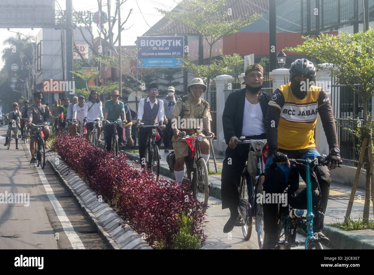 Mitglieder der Onthel Community fahren gemeinsam mit der Indonesischen Old Bike Community um die Stadt, um den Weltfahrradtag zu feiern Stockfoto