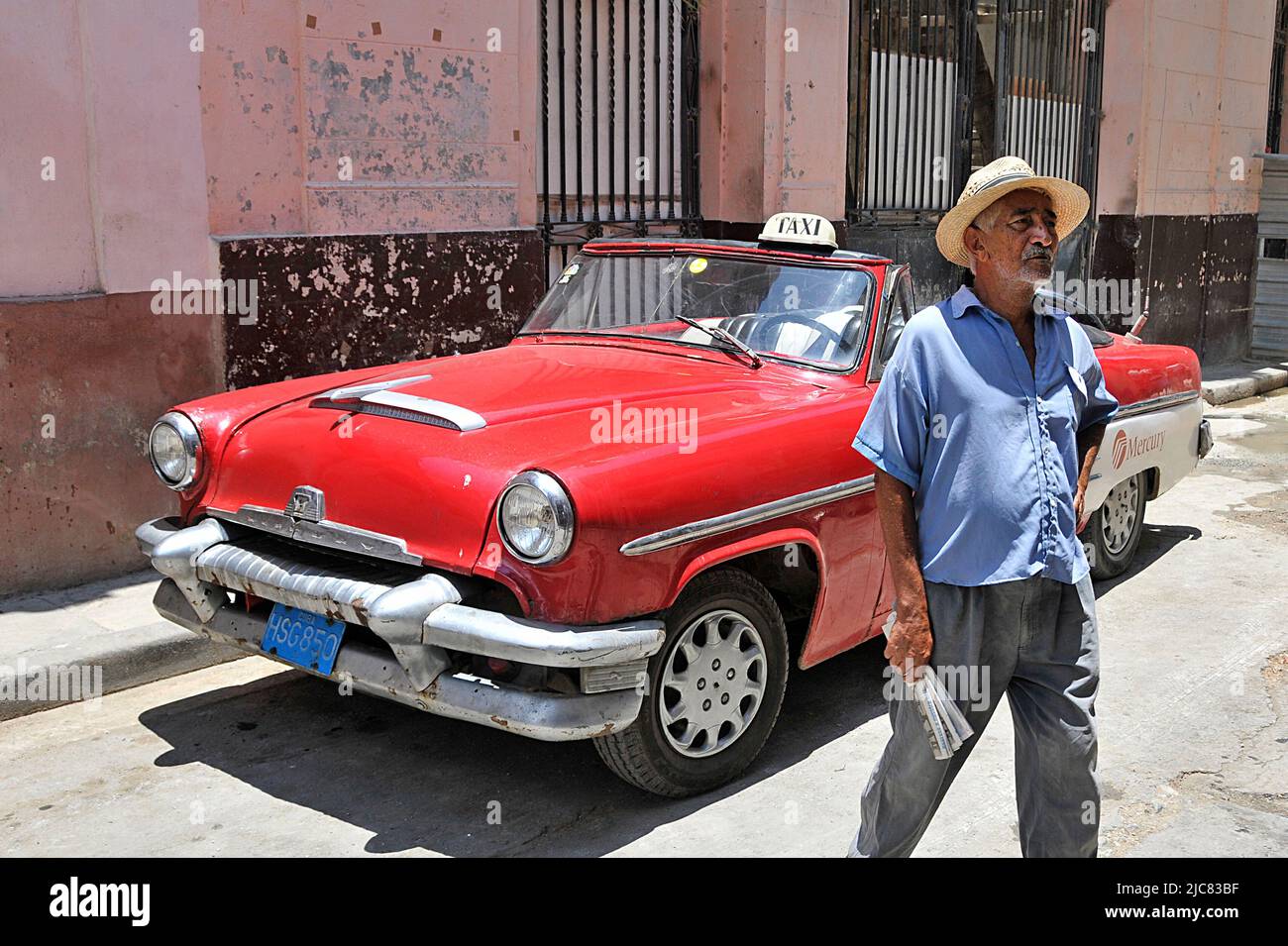Taxi, amerikanischer Oldtimer in der Altstadt von Havanna, Kuba, Karibik Stockfoto