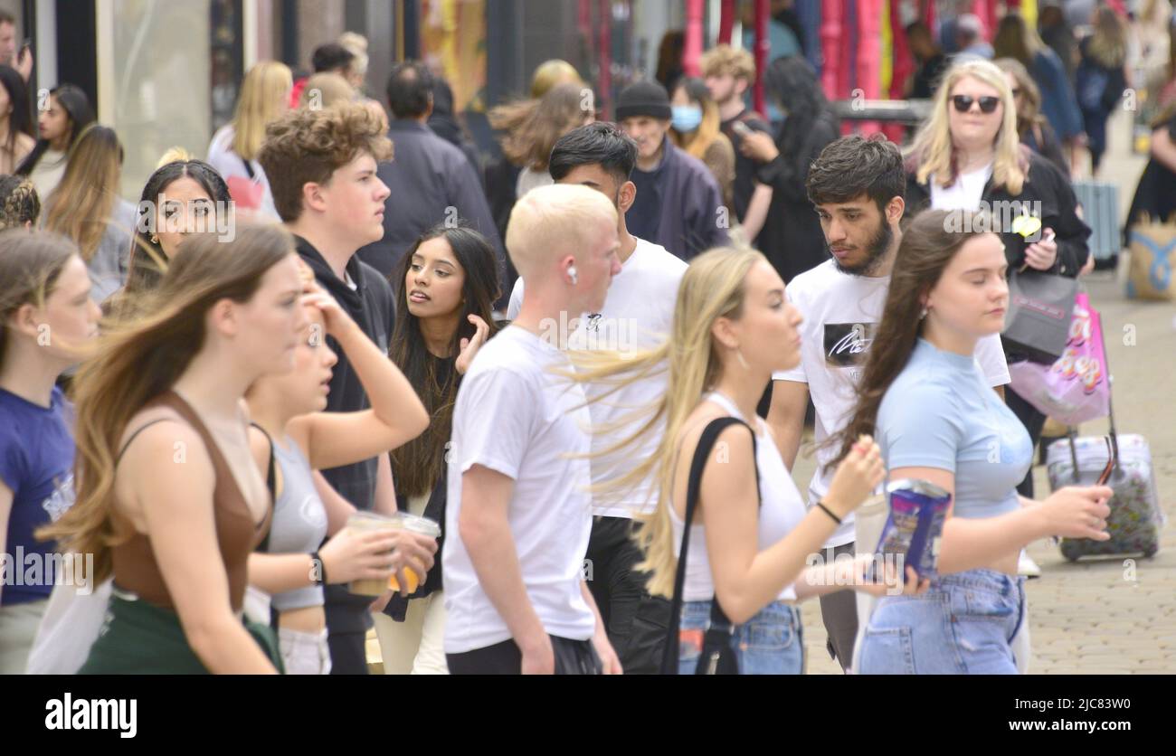 Manchester, Großbritannien. 11.. Juni 2022. Im Zentrum von Manchester, England, Großbritannien und den Britischen Inseln, mit vierhunderttausend Musikfans in der Stadt, die am Wochenende bei mehreren großen Musikveranstaltungen dabei sind, bauen sich Menschenmassen auf. 240.000 Fans beobachten Ed Sheeran vier Nächte im Etihad Stadium, 82.000 Fans werden im Heaton Park zum Parklife Festival sein, und am Samstag treten Alicia Keys in der AO Arena auf, während die Killers im Emirates Old Trafford spielen. Terry Waller/Alamy Live News Stockfoto