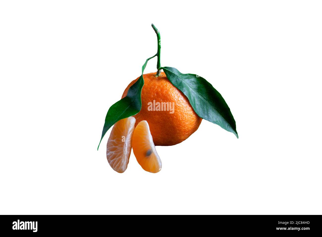 Köstliche und schöne Mandarinen mit grünem Blatt. Geschälte, auf weißem Hintergrund isolierte Scheiben aus Mandarinorange und Mandarinorange Stockfoto