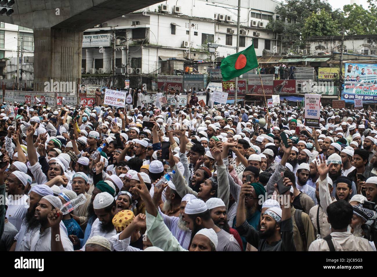 Dhaka, Bangladesch. 10.. Juni 2022. Massen muslimischer Anhänger singen Slogans und halten Plakate, die ihre Meinung während des Protestes ausdrücken. Tausende muslimische Anhänger Bangladeschs gingen nach Freitagsgebeten auf die Straße in der Nähe der wichtigsten Baitul-Mukarram-Moschee im Stadtzentrum von Dhaka, um gegen die Beleidigungen zu protestieren, die der BJP-Führer Narendra Modi gegen den Propheten Muhammad gemacht hatte. (Foto: Sazzad Hossain/SOPA Images/Sipa USA) Quelle: SIPA USA/Alamy Live News Stockfoto