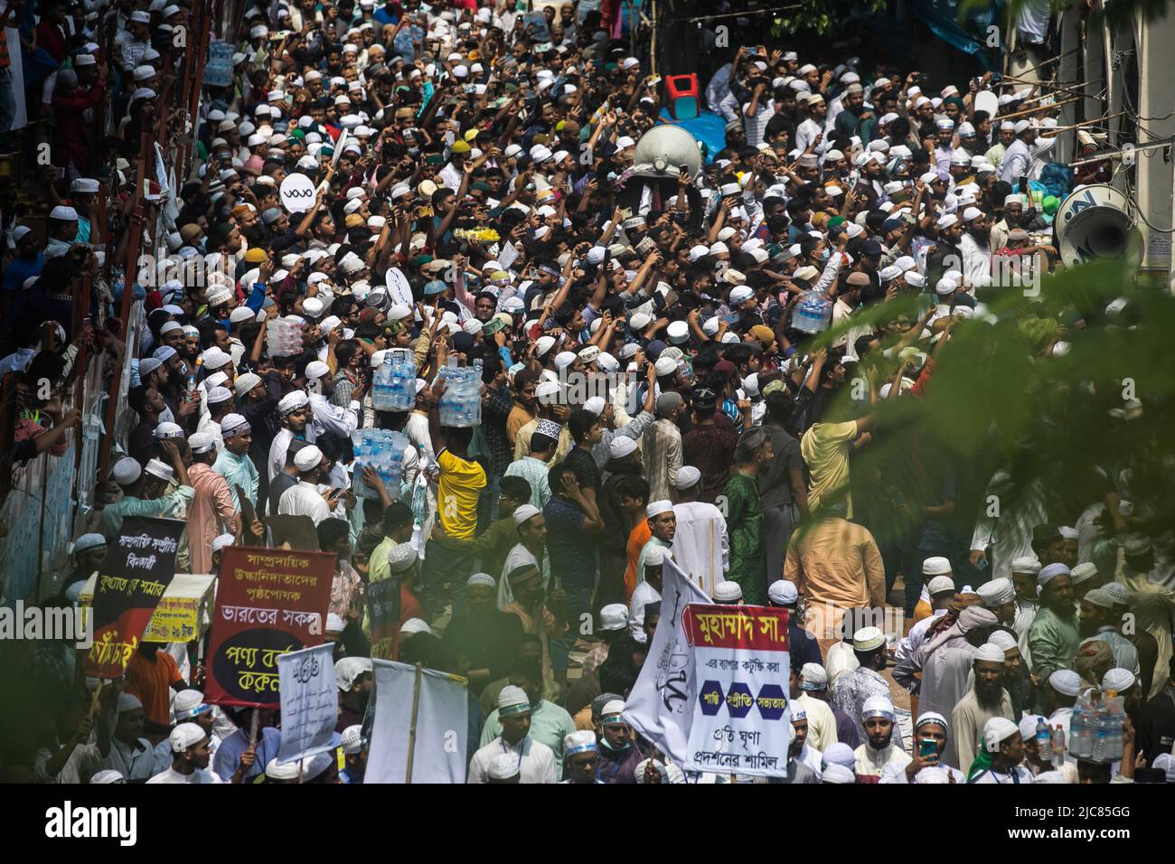 Dhaka, Bangladesch. 10.. Juni 2022. Massen muslimischer Anhänger singen Slogans und halten Plakate, die ihre Meinung während des Protestes ausdrücken. Tausende muslimische Anhänger Bangladeschs gingen nach Freitagsgebeten auf die Straße in der Nähe der wichtigsten Baitul-Mukarram-Moschee im Stadtzentrum von Dhaka, um gegen die Beleidigungen zu protestieren, die der BJP-Führer Narendra Modi gegen den Propheten Muhammad gemacht hatte. (Foto: Sazzad Hossain/SOPA Images/Sipa USA) Quelle: SIPA USA/Alamy Live News Stockfoto