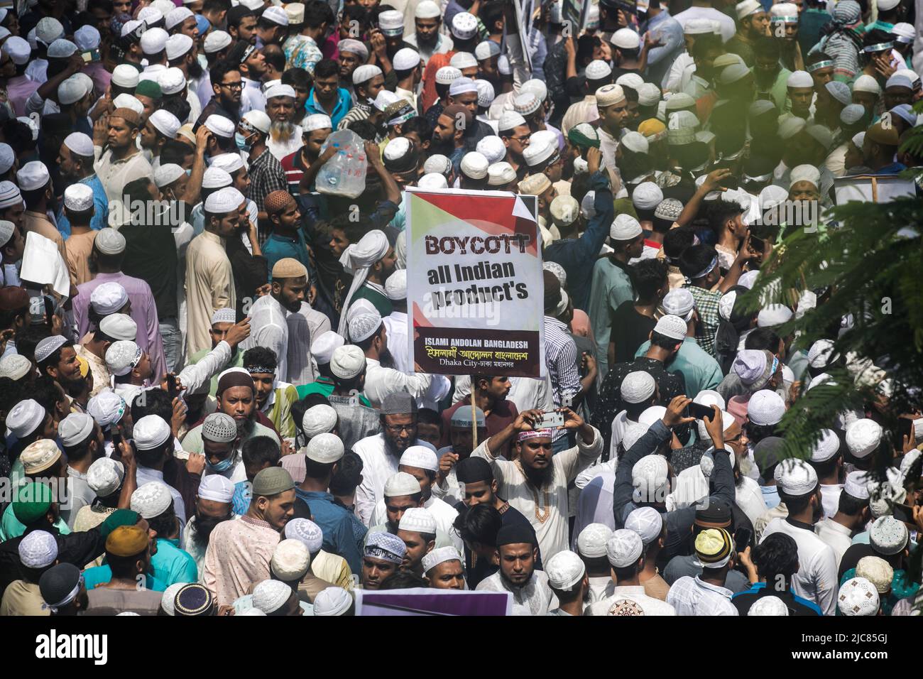 Dhaka, Bangladesch. 10.. Juni 2022. Ein muslimischer Anhänger hält ein Plakat mit der Aufschrift „Boykott aller indischen Produkte während des Protestes“. Tausende muslimische Anhänger Bangladeschs gingen nach Freitagsgebeten auf die Straße in der Nähe der wichtigsten Baitul-Mukarram-Moschee im Stadtzentrum von Dhaka, um gegen die Beleidigungen zu protestieren, die der BJP-Führer Narendra Modi gegen den Propheten Muhammad gemacht hatte. (Foto: Sazzad Hossain/SOPA Images/Sipa USA) Quelle: SIPA USA/Alamy Live News Stockfoto