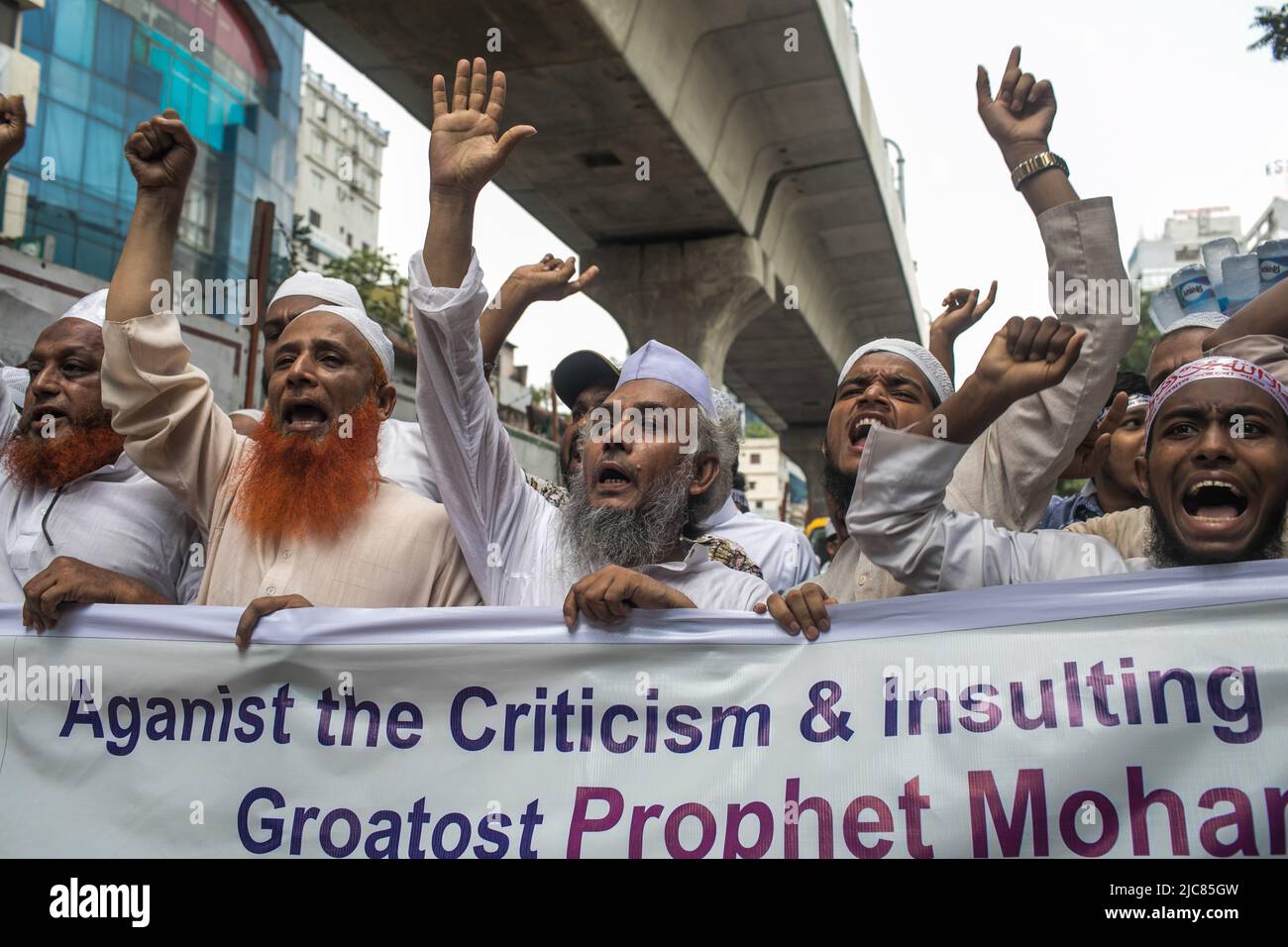 Dhaka, Bangladesch. 10.. Juni 2022. Muslimische Anhänger halten während des Protestes ein Banner und singen Slogans. Tausende muslimische Anhänger Bangladeschs gingen nach Freitagsgebeten auf die Straße in der Nähe der wichtigsten Baitul-Mukarram-Moschee im Stadtzentrum von Dhaka, um gegen die Beleidigungen zu protestieren, die der BJP-Führer Narendra Modi gegen den Propheten Muhammad gemacht hatte. (Foto: Sazzad Hossain/SOPA Images/Sipa USA) Quelle: SIPA USA/Alamy Live News Stockfoto