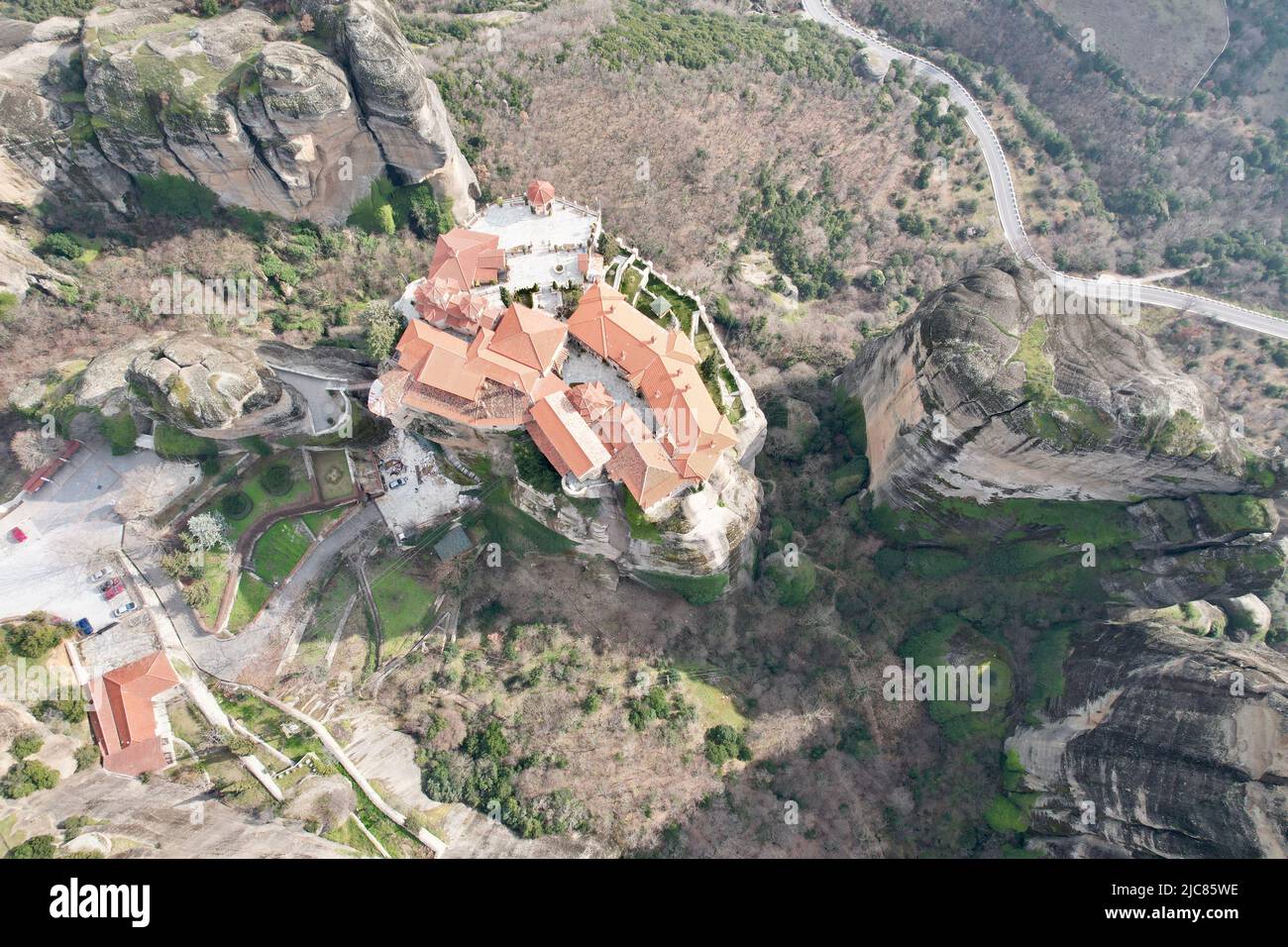 Drohnenansicht des Klosters Meteora, Griechenland, Felsbrocken und Klippen, Tempel in den Bergen Stockfoto