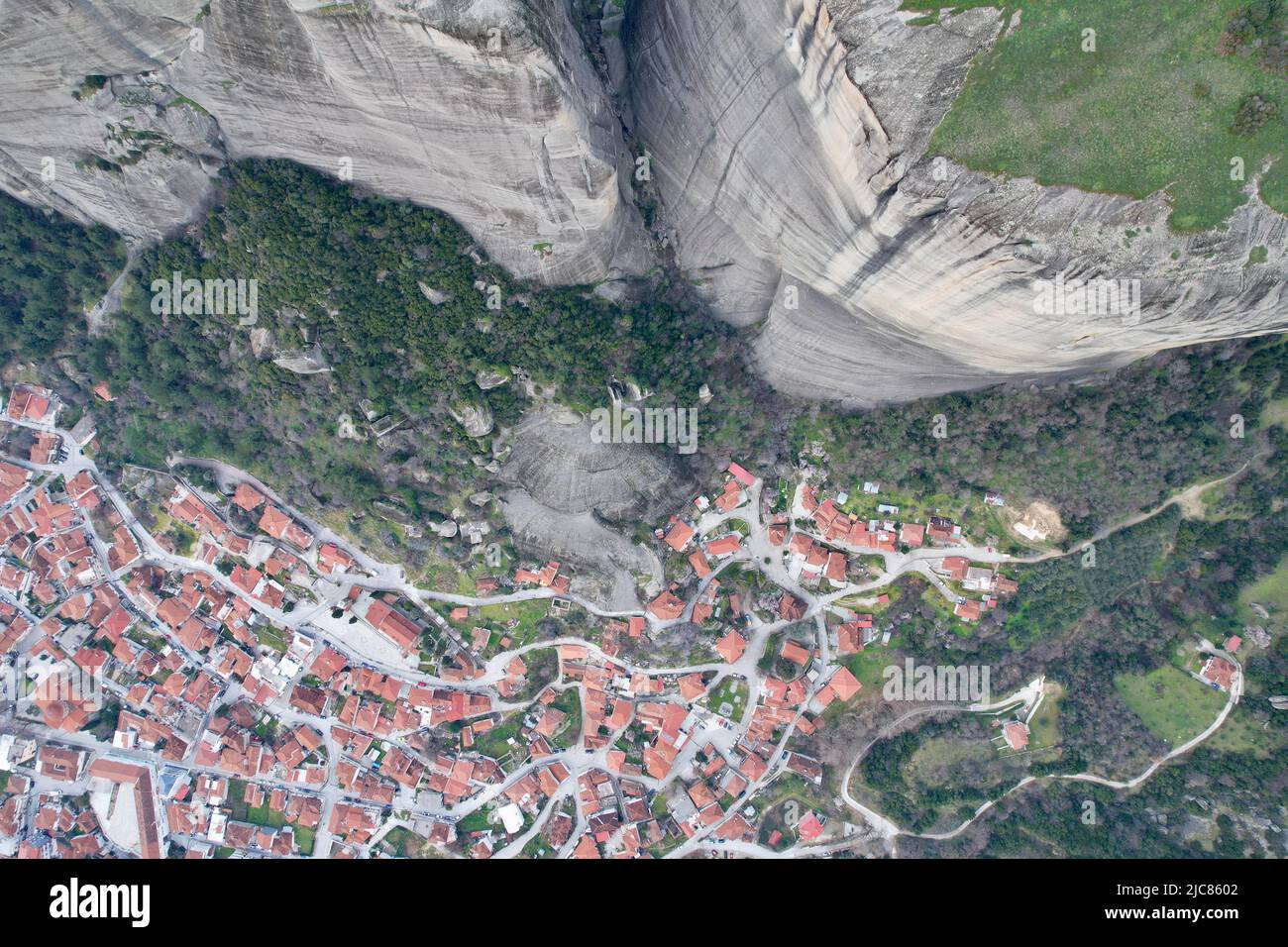 Drohnenansicht des Klosters Meteora, Griechenland, Felsbrocken und Klippen, Tempel in den Bergen Stockfoto