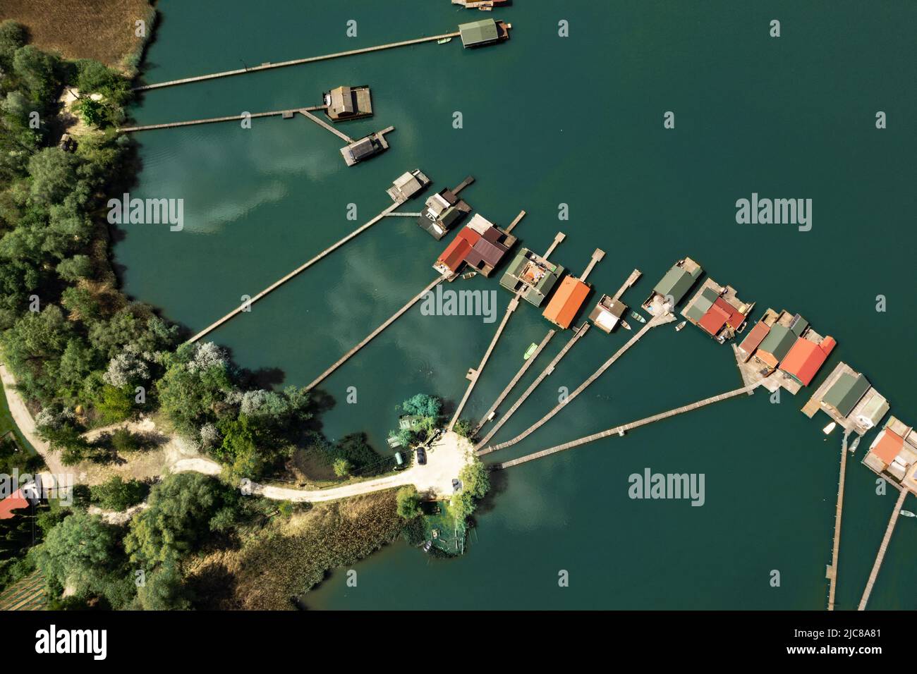 Luftaufnahme des schwimmenden Dorfes am See Bokodi in Bokod Ungarn Stockfoto