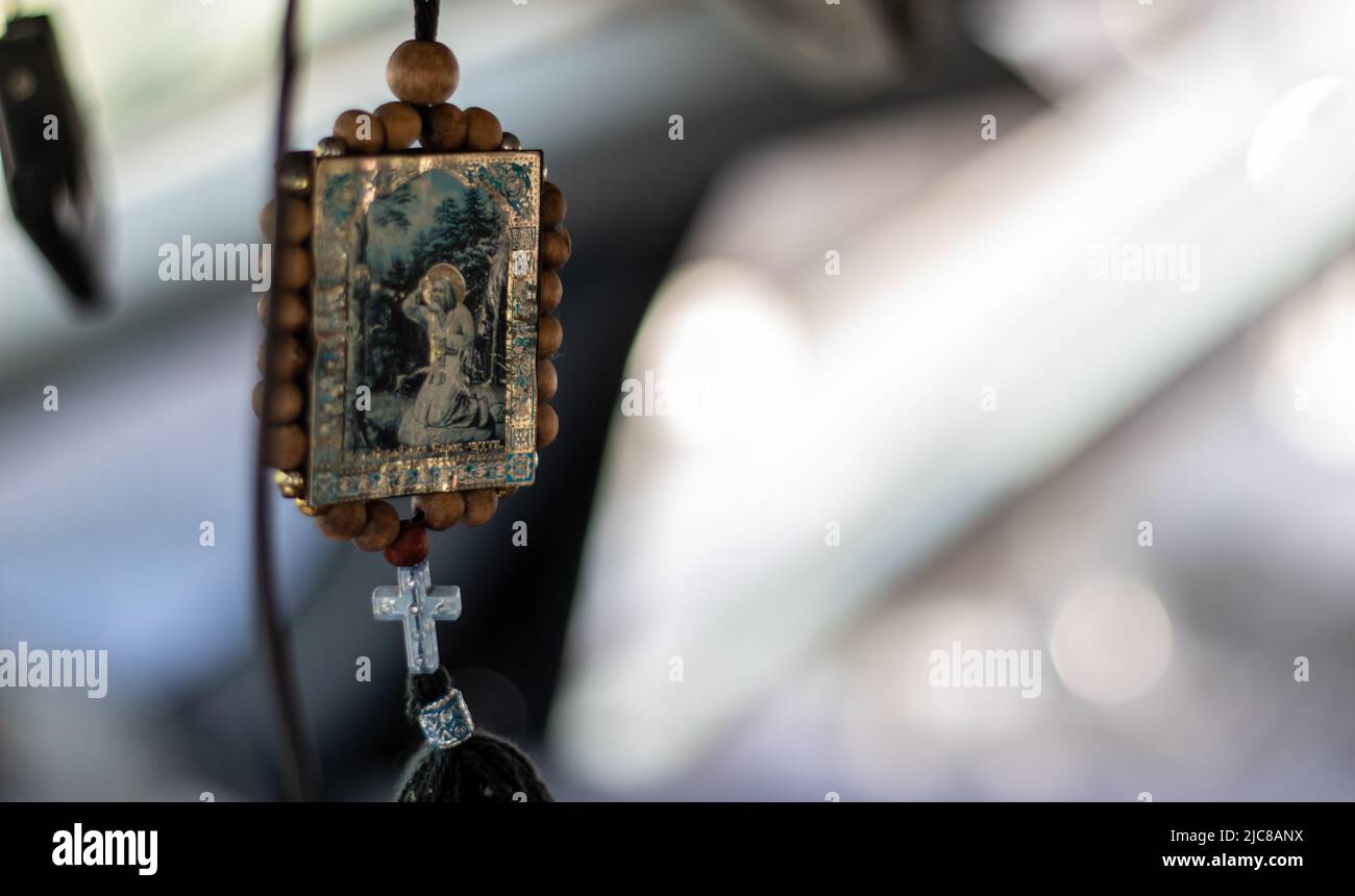 Hölzerne Ikone Amulett im Auto Nikolaus des Wundertäters auf einer Schnur doppelseitig. Das Symbol ist bequem am Rückspiegel aufgehängt. Übersetzung Stockfoto