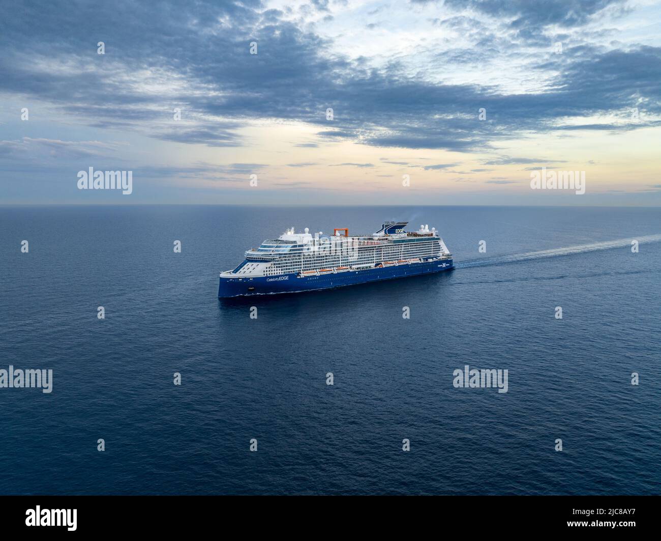 Celebrity Edge ist ein Edge-Klasse-Kreuzschiff, das von Celebrity Cruises, einer Tochtergesellschaft der Royal Caribbean Group, betrieben wird. Auf dem Weg nach Mallorca Stockfoto