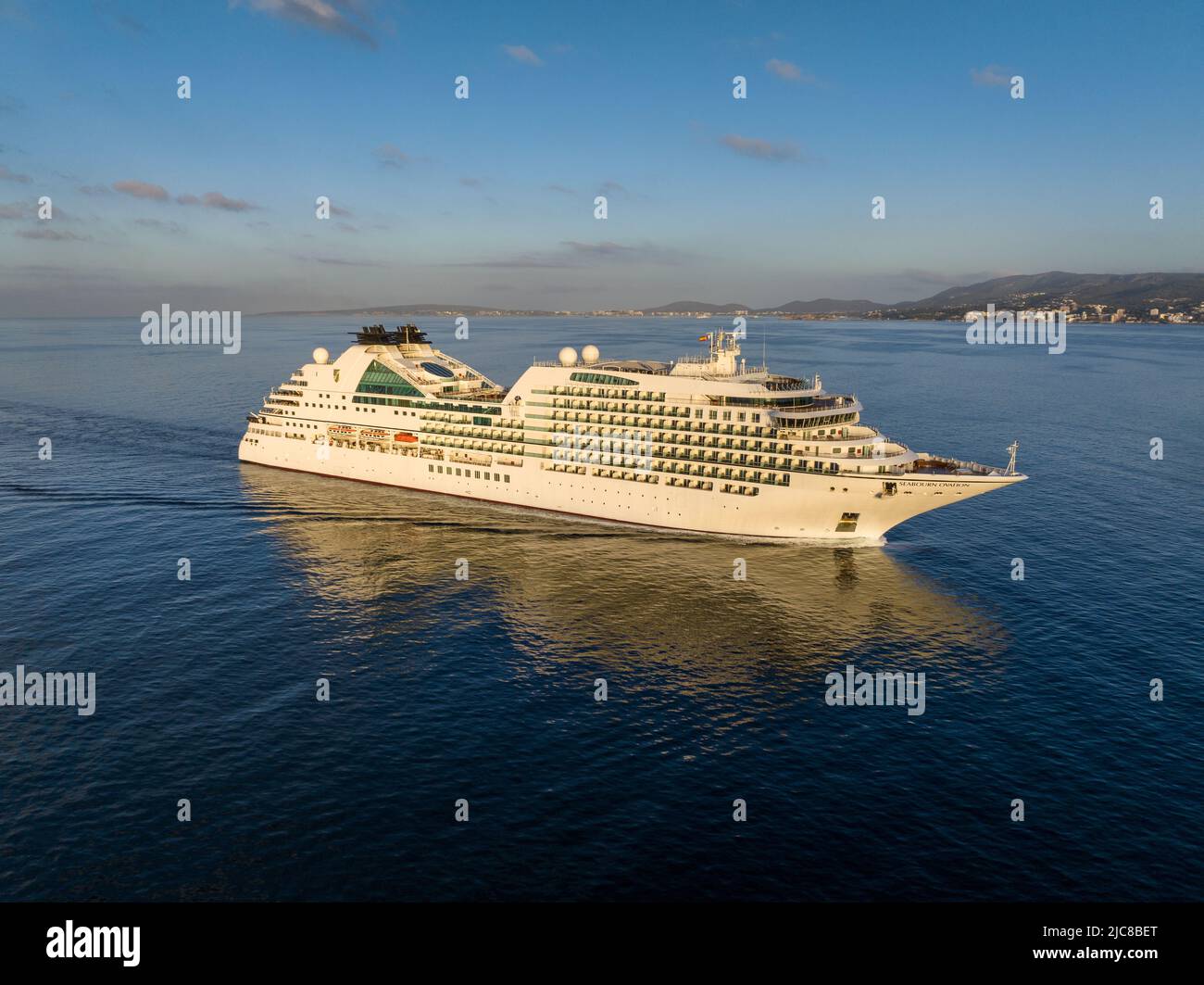 Die MV Seabourn Ovation ist ein Kreuzfahrtschiff der Seabourn Cruise Line. Luftaufnahme von Seabourn Ovation auf dem Weg nach Mallorca Spanien. Stockfoto
