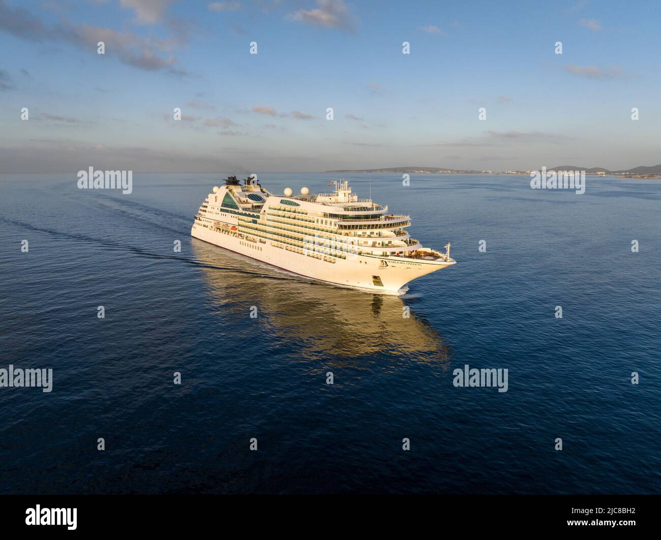 Die MV Seabourn Ovation ist ein Kreuzfahrtschiff der Seabourn Cruise Line. Luftaufnahme von Seabourn Ovation auf dem Weg nach Mallorca Spanien. Stockfoto