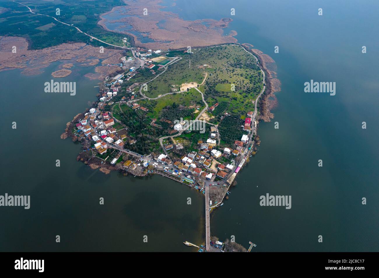 GOLYAZI, BURSA, TÜRKEI. Golyazi ist eine Stadt, die auf einer Halbinsel am Uluabat-See gegründet wurde. Stockfoto