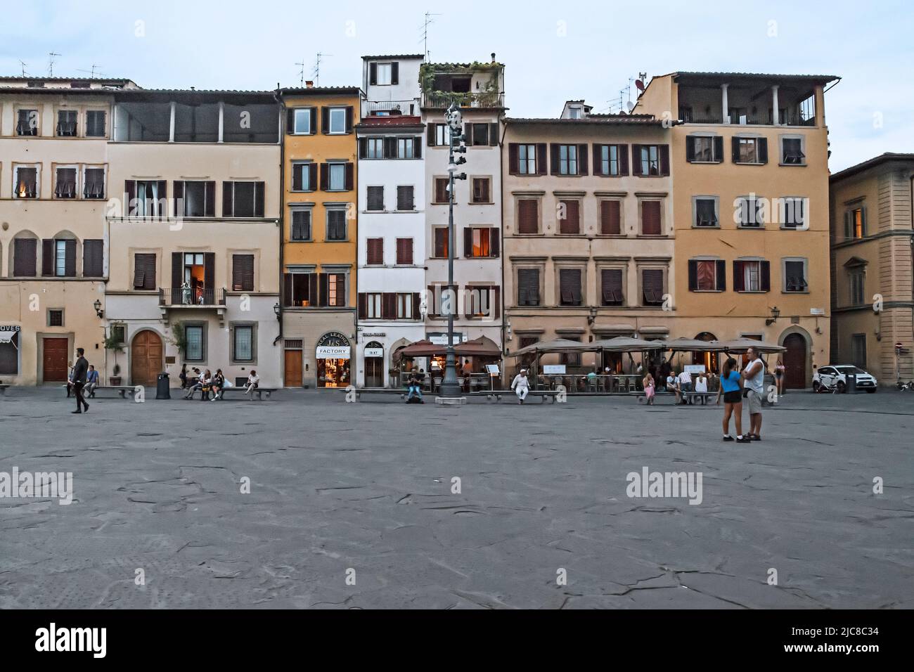FLORENZ, ITALIEN - 12. SEPTEMBER 2018: Dies ist ein Fragment der Piazza di Santa Croce mit historischen Häusern am Abend. Stockfoto