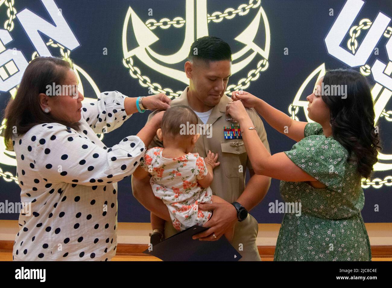 San Antonio, Texas, USA. 26.. Mai 2022. Paul Nieves-Morales, leitender Chefarzt des Krankenhauses, wird von seiner Familie während einer Verhöhnung auf dem Medical Education and Training Campus (METC) fixiert. Das Navy Medicine Training Support Center ist das Navy Component Command, das die administrative und operative Kontrolle über das Navy-Personal und die Studenten bietet, die dem METC und anderen medizinischen Programmen im Gebiet von San Antonio zugewiesen sind. Quelle: U.S. Navy/ZUMA Press Wire Service/ZUMAPRESS.com/Alamy Live News Stockfoto