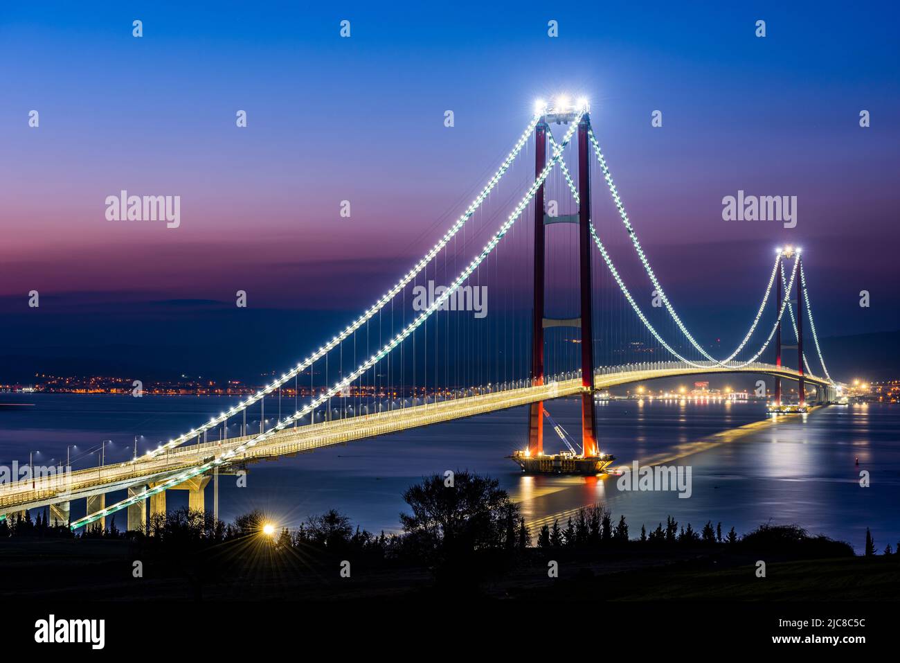 1915 Canakkale-Brücke in Canakkale, Türkei. Die längste Hängebrücke der Welt wurde in der Türkei eröffnet. Türkisch: 1915 Canakkale Koprusu. Brücke verbinden die La Stockfoto