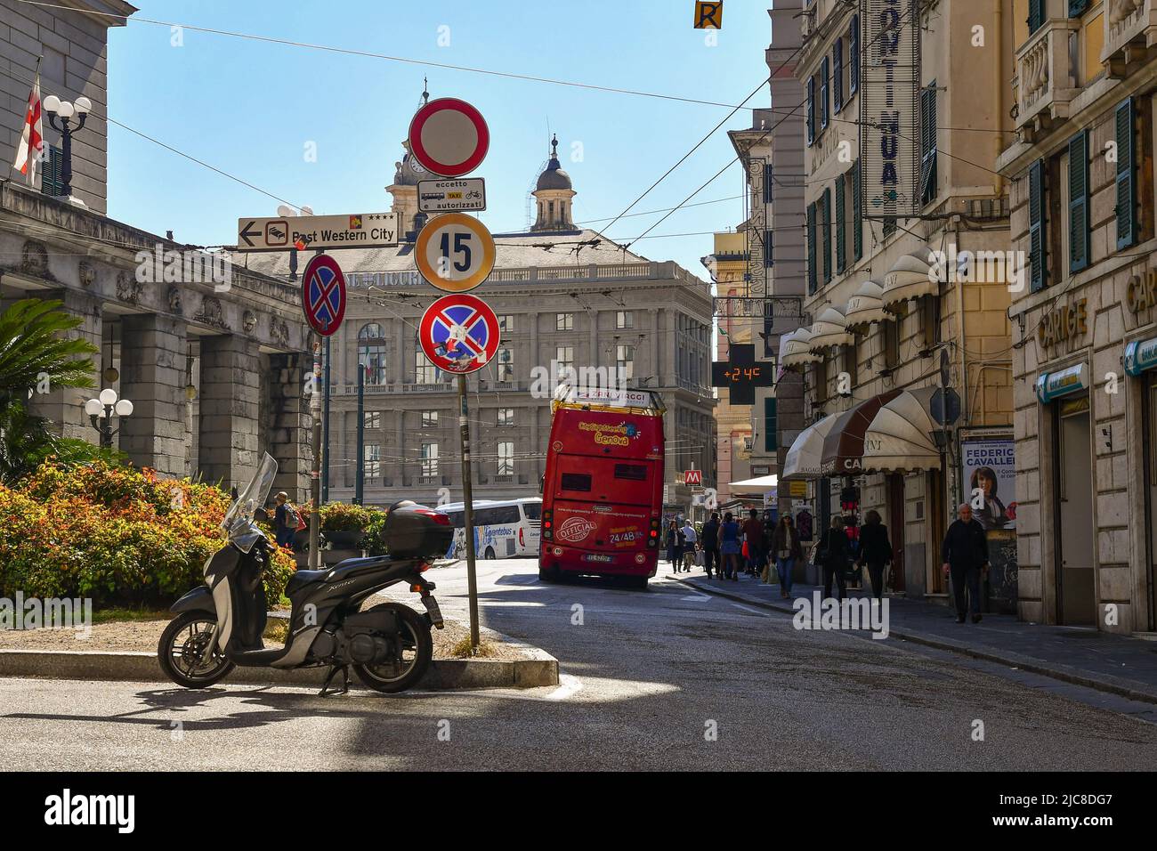 Ein Sightseeing-Bus, der an der Piazza De Ferrari, einem der Hauptplatz von Genua, mit dem Theater Carlo Felice und dem Palast der Region Ligurien, Italien, ankommt Stockfoto