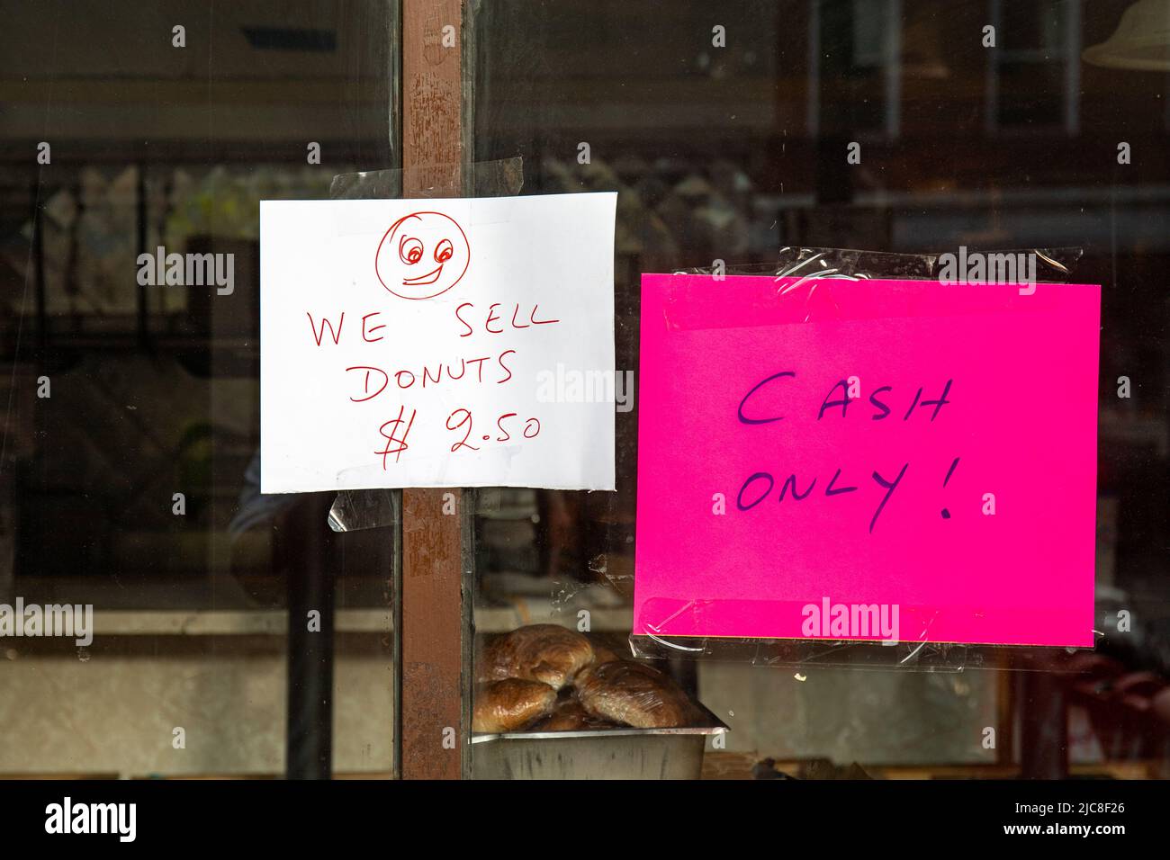 Wir Verkaufen Donuts. Papiernotiz auf Backwarenfenster im Meat Packing District, New York City, Vereinigte Staaten von Amerika. Stockfoto