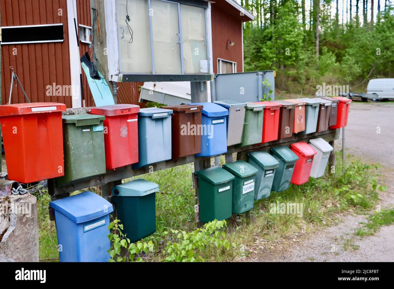 Briefkästen von Menschen mit Sommerhäusern in der Nähe der Grenzzone am Pyhäjärvi-See auf der finnischen Seite der Grenze zwischen Finnland und Russland. Stockfoto
