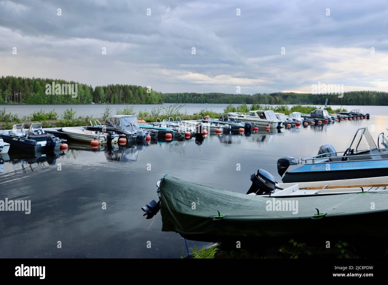 Boote von Menschen mit Sommerhäusern in der Nähe der Grenzzone am Pyhäjärvi-See auf der finnischen Seite des Finnland-Russland-borden Stockfoto