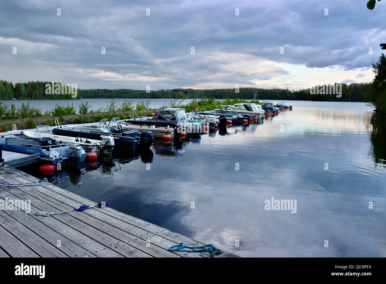 Boote von Menschen mit Sommerhäusern in der Nähe der Grenzzone am Pyhäjärvi-See auf der finnischen Seite des Finnland-Russland-borden Stockfoto