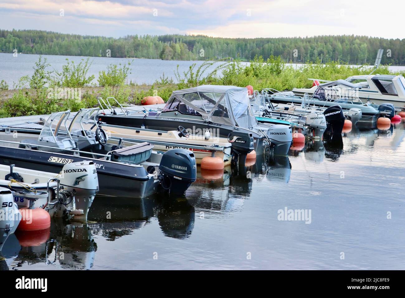 Boote von Menschen mit Sommerhäusern in der Nähe der Grenzzone am Pyhäjärvi-See auf der finnischen Seite des Finnland-Russland-borden Stockfoto