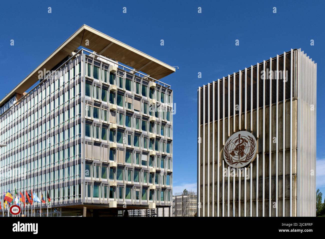 Genf Schweiz - 30. Mai 2022: Zeichen und Logo der Weltgesundheitsorganisation (WHO/OMS) auf dem Hauptquartier Stockfoto