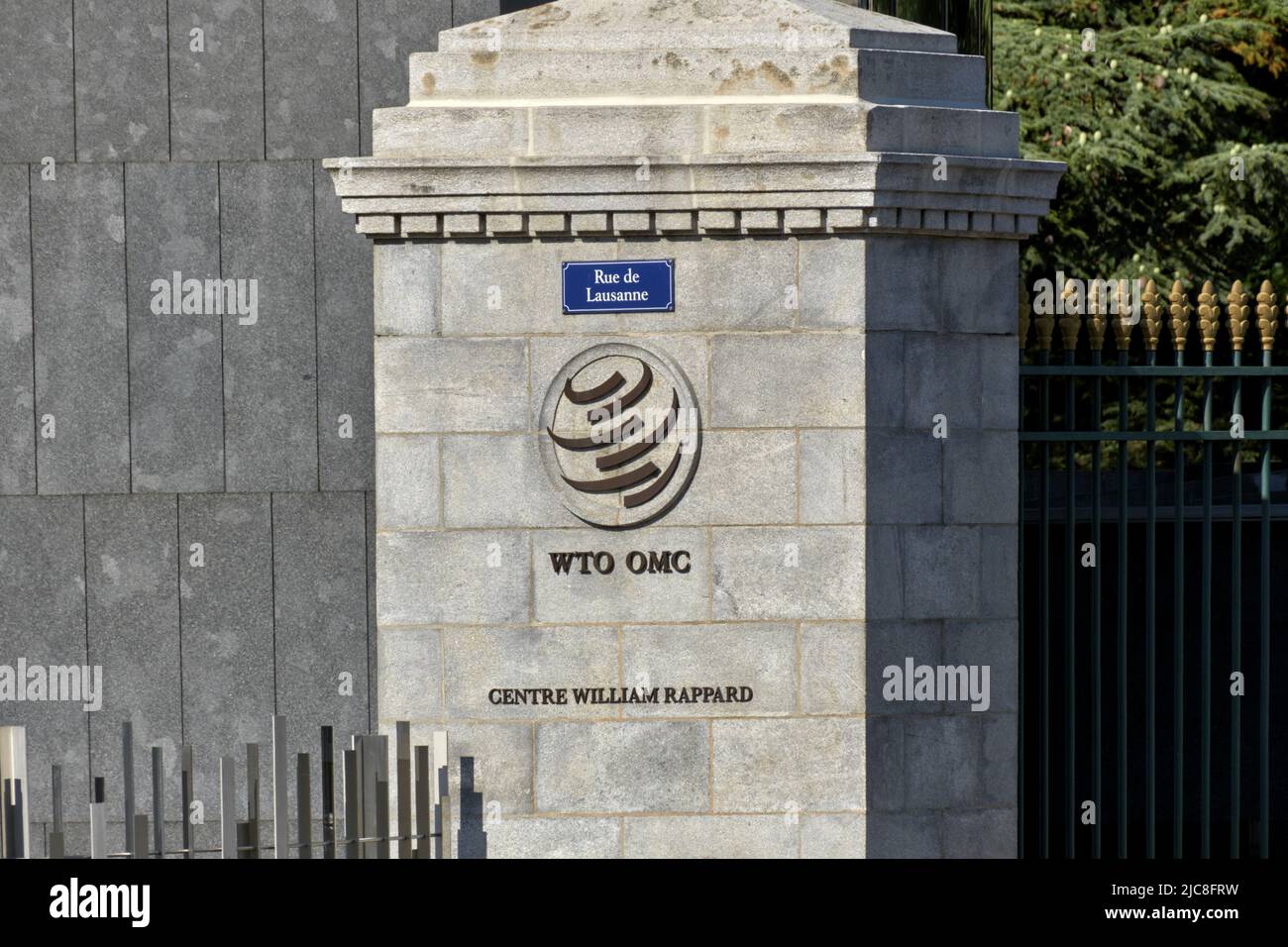 Genf, Schweiz – 30. Mai 2022: zeichen und Logo der Welthandelsorganisation (WTO) (OMC) Stockfoto Genf, Schweiz – 30. Mai 2022: zeichen und Logo der Welthandelsorganisation (WTO) (OMC) Stockfoto