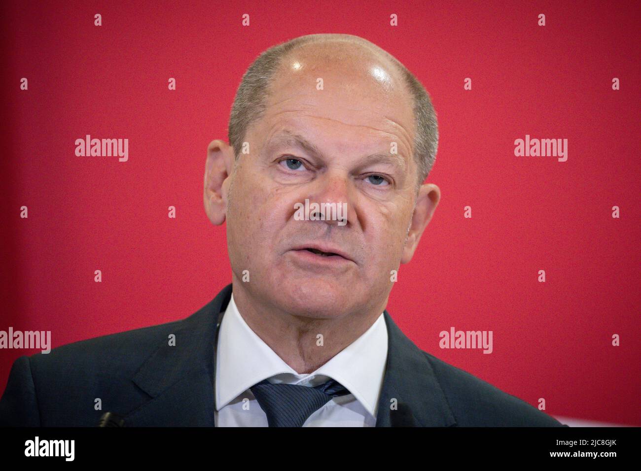 Skopje, Nordmakedonien. 11.. Juni 2022. Bundeskanzler Olaf Scholz (SPD), nimmt nach den Gesprächen in Nordmakedonien an der Pressekonferenz Teil. Am zweiten Tag seiner Balkan-Reise besucht Scholz Nordmakedonien und Bulgarien. Quelle: Michael Kappeler/dpa/Alamy Live News Stockfoto