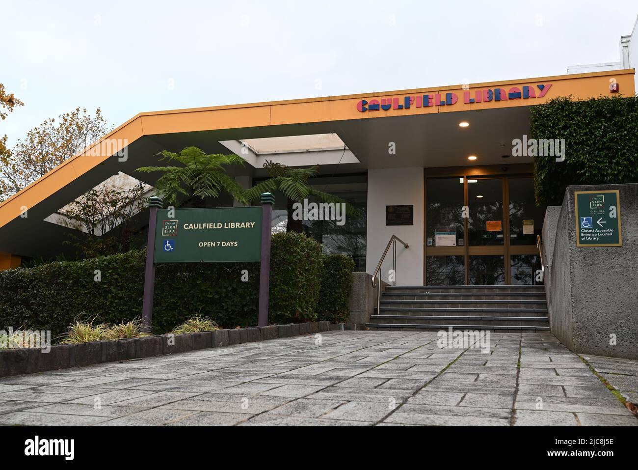 Eingang zur Caulfield Library, Teil des Glen Eira Bibliotheksservice, mit neuer gelber Beschilderung über dem Eingang Stockfoto