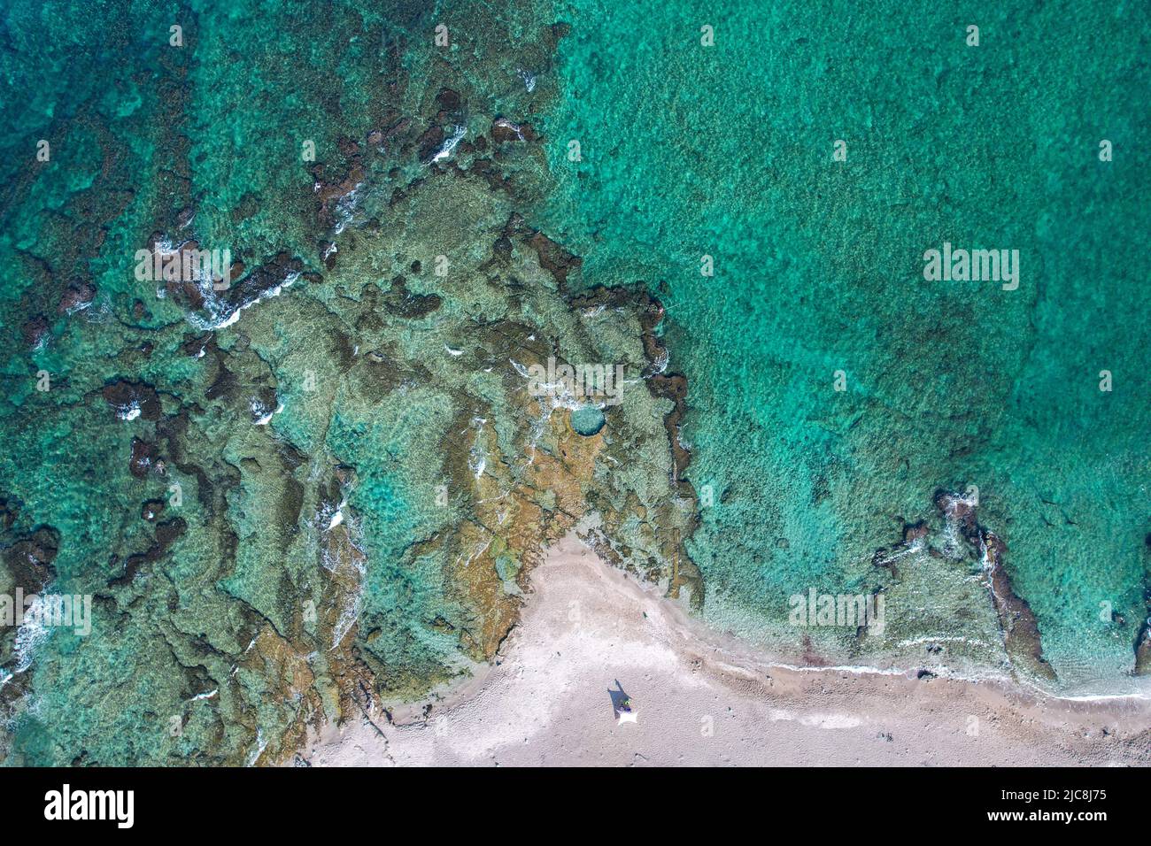 Ein natürlicher Pool ist in einem natürlichen Felsen in der Nähe der Küste von Haifa, Israel, gehauen. Stockfoto