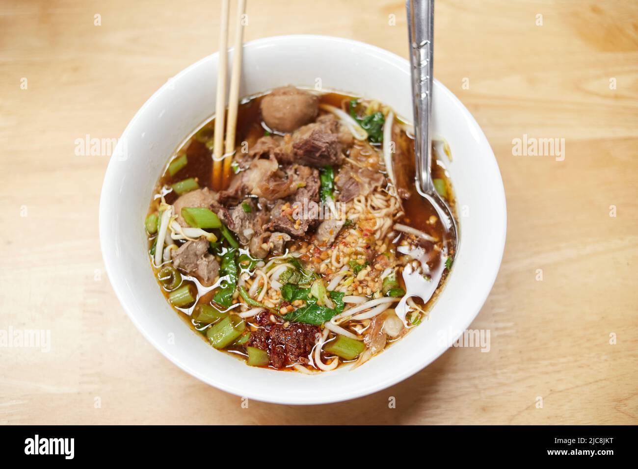 Instant-Nudeln mit geschmortem Rindfleisch in einer Schüssel Stockfoto