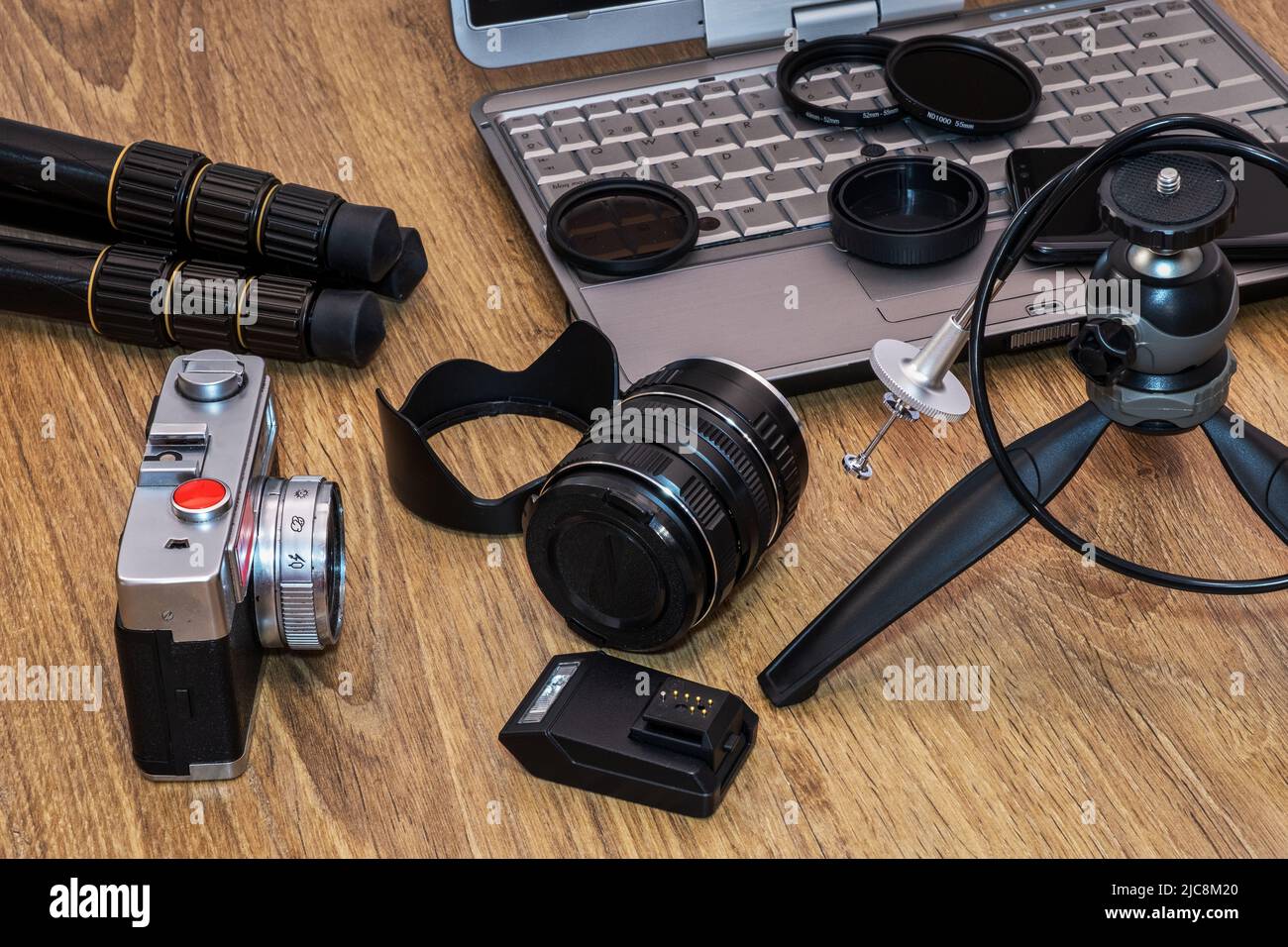 Komposition, Fotokamera mit verschiedenen fotografischen Objekten. Stockfoto