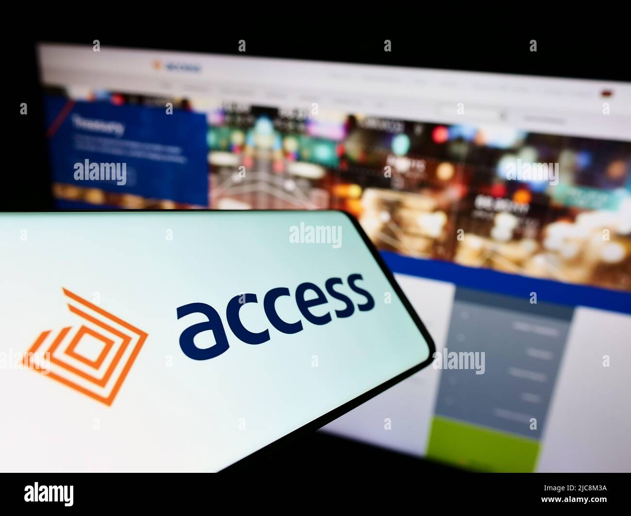 Smartphone mit Logo des kenianischen Finanzunternehmens Access Bank Plc auf dem Bildschirm vor der Business-Website. Konzentrieren Sie sich auf die Mitte des Telefondisplays. Stockfoto