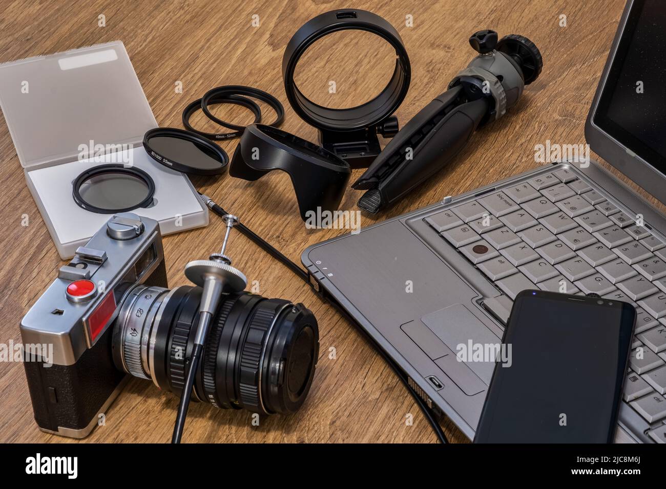 Komposition, Fotokamera mit verschiedenen fotografischen Objekten. Stockfoto
