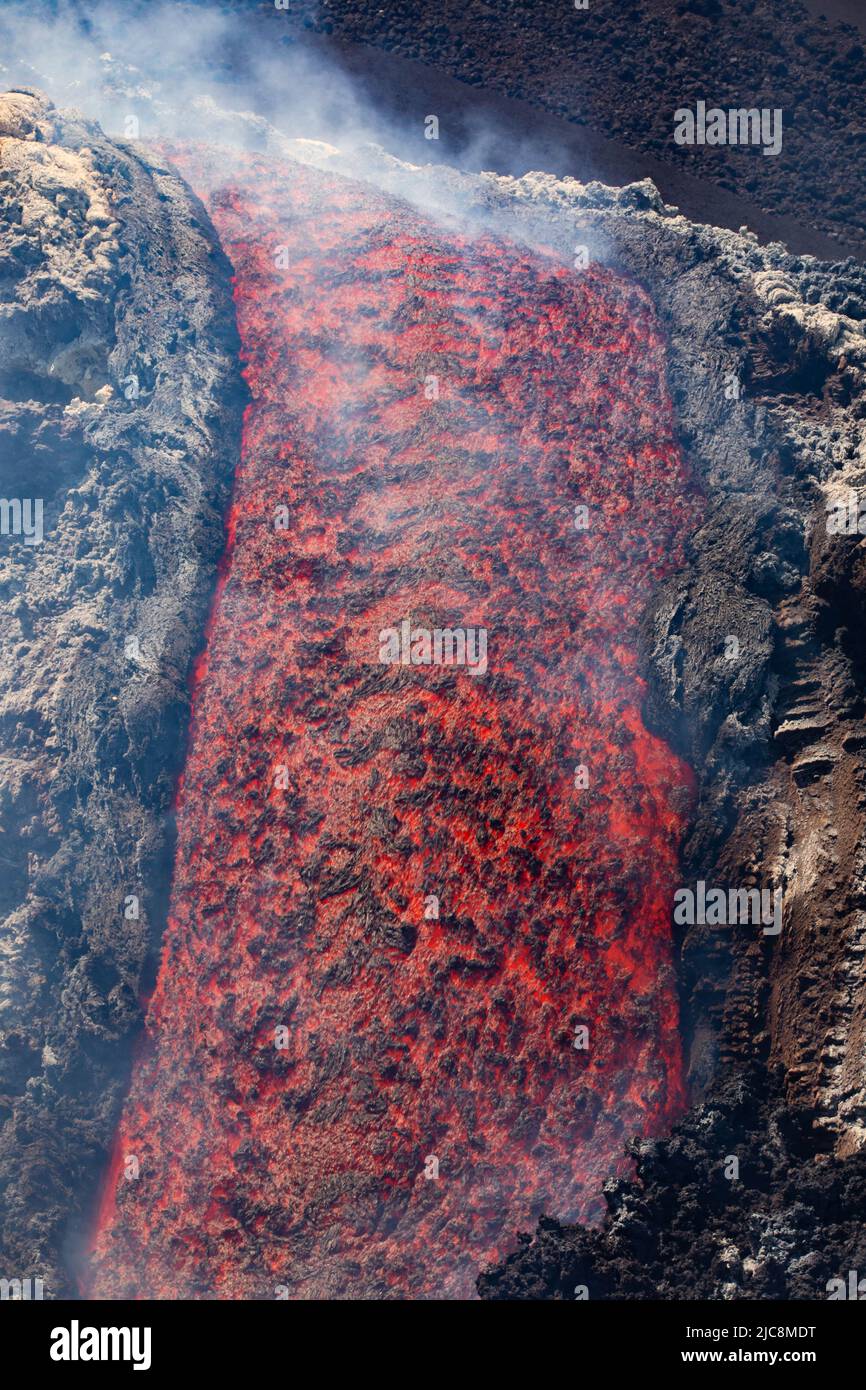 Etna colata di Lava incandescente vista in dettaglio sul vulcano di Sicilia, con fumo e vapori Stockfoto