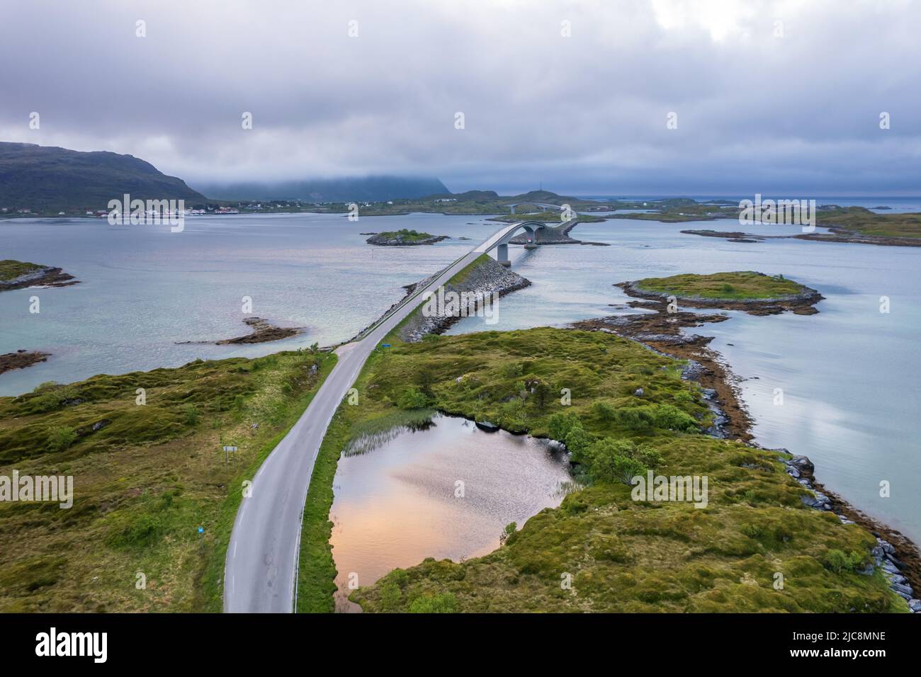 Luftaufnahme der Brücke auf den Lofoten-Inseln in Norwegen Stockfoto