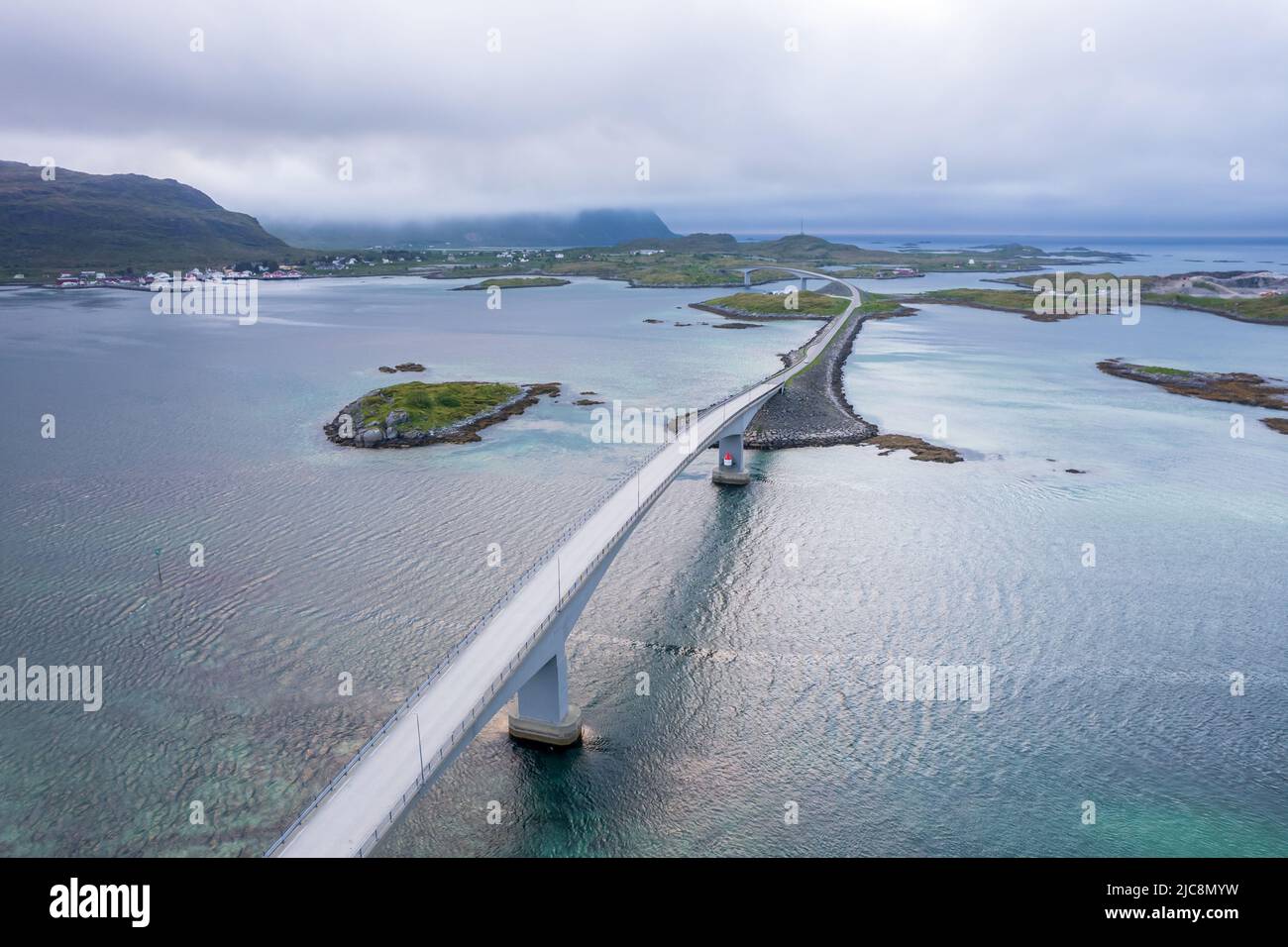 Luftaufnahme der Brücke auf den Lofoten-Inseln in Norwegen Stockfoto