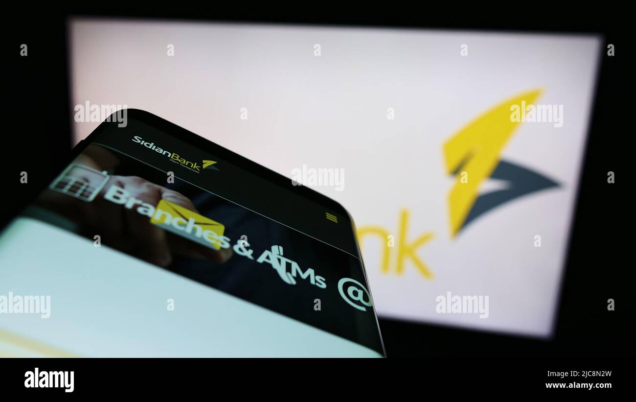 Mobiltelefon mit Webseite des kenianischen Finanzunternehmens Sidian Bank Limited auf dem Bildschirm vor dem Unternehmenslogo. Konzentrieren Sie sich auf die obere linke Seite des Telefondisplays. Stockfoto