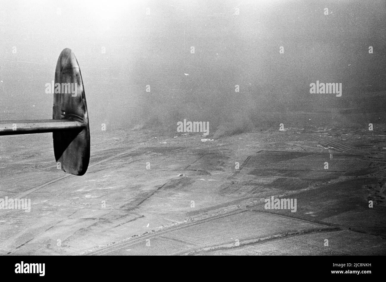 Bombeneinschlag-Dokumentation nach Bombenangriff der deutschen Luftwaffe während des Weltkrieges 2 im September 1942 im Gebiet von Donezk - Luhansk, Ukraine Stockfoto