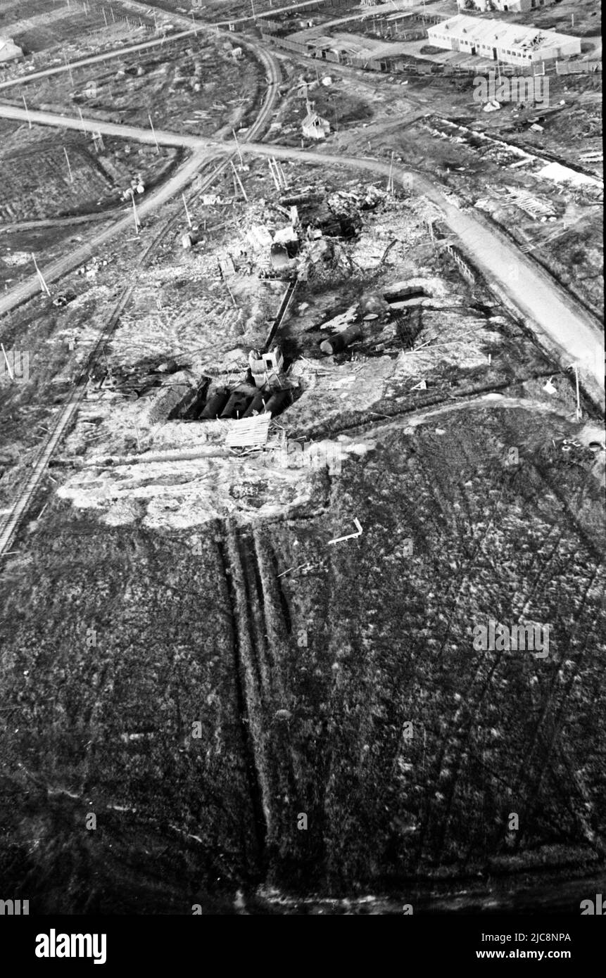 Bombeneinschlag-Dokumentation nach Bombenangriff der deutschen Luftwaffe während des Weltkrieges 2 im September 1942 im Gebiet von Donezk - Luhansk, Ukraine Stockfoto