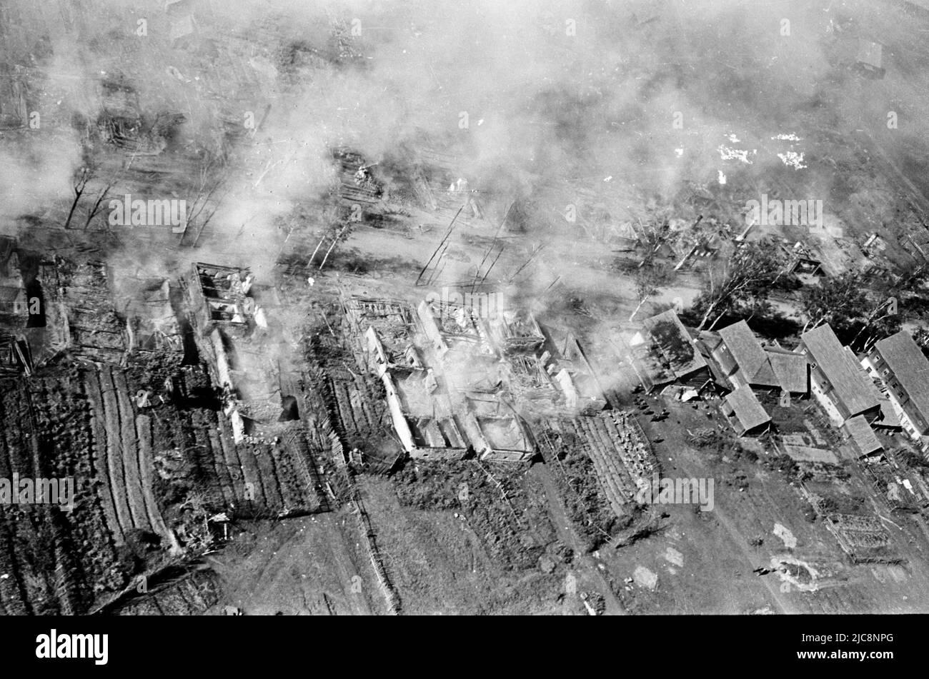 Bombeneinschlag-Dokumentation nach Bombenangriff der deutschen Luftwaffe während des Weltkrieges 2 im September 1942 im Gebiet von Donezk - Luhansk, Ukraine Stockfoto