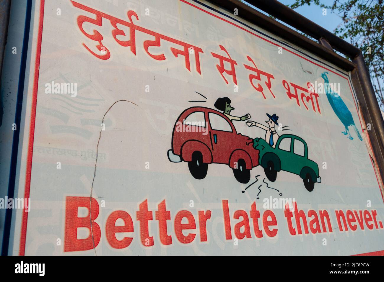 Ein Warnschild mit Zitaten in Hindi und englischer Sprache für Unfälle. Dehradun Uttarakhand, Indien Stockfoto