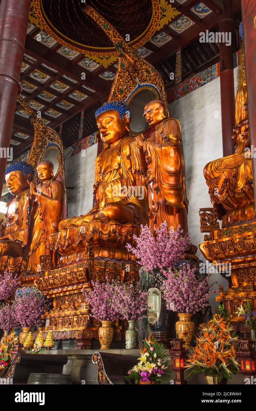Vergoldete Buddha-Statuen in der Großen Kostbaren Halle des Westgartentempels in Suzhou, China. Stockfoto