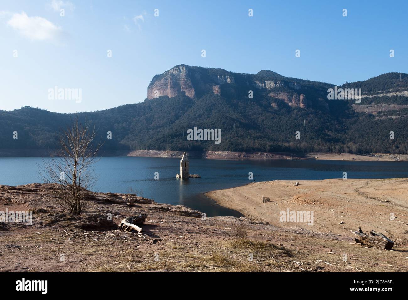 Kirche San Román de Sau versteckt unter dem Wasser, Sau Reservoir, Tavartet, Katalonien, Spanien Stockfoto